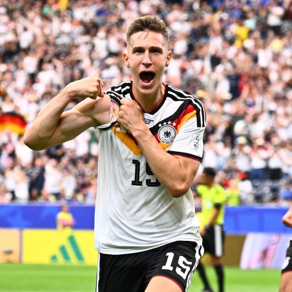 Nico Schlotterbeck zeigt nach seinem Kopfballtreffer jubelnd seinen Biceps.