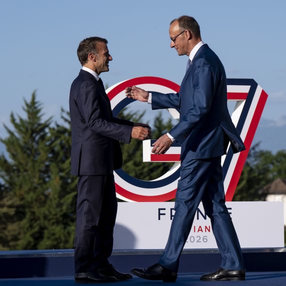 Frankreichs Präsident Emmanuel Macron begrüßt Bundeskanzler Friedrich Merz vor dem offiziellen Arbeitsdinner des G7-Gipfels in Évian-les-Bains.