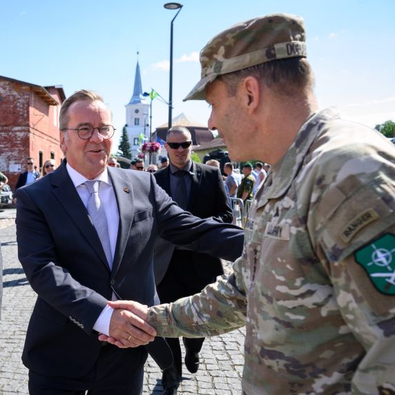 Verteidigungsminister Boris Pistorius bei der Übergabe an das 1. Deutsch-Niederländisches Korps in Estland.