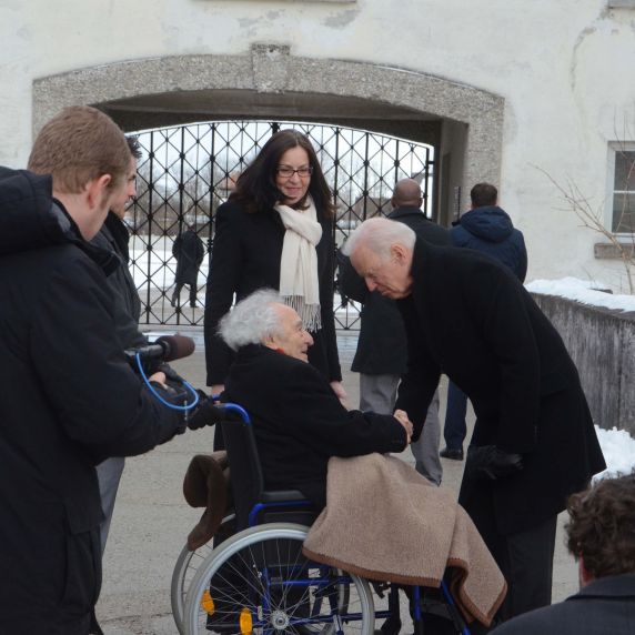 Joe Biden beim Besuch der KZ-Gedenkstätte Dachau im Februar 2015 