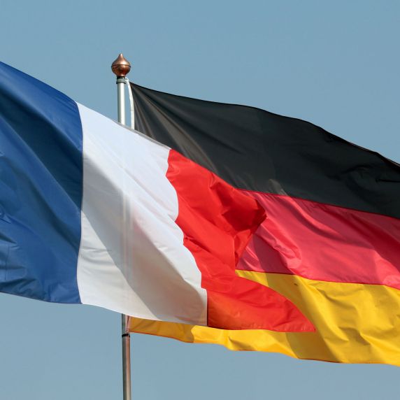 Fahnen von Deutschland und Frankreich