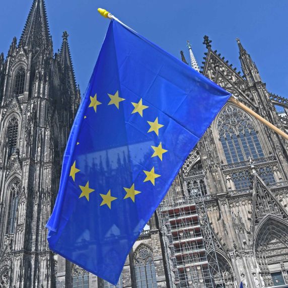 EU-Flagge vor Kölner Dom