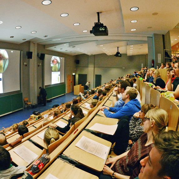 Lehrreiche Operation: Studierende lernen per Live-Übertragung.