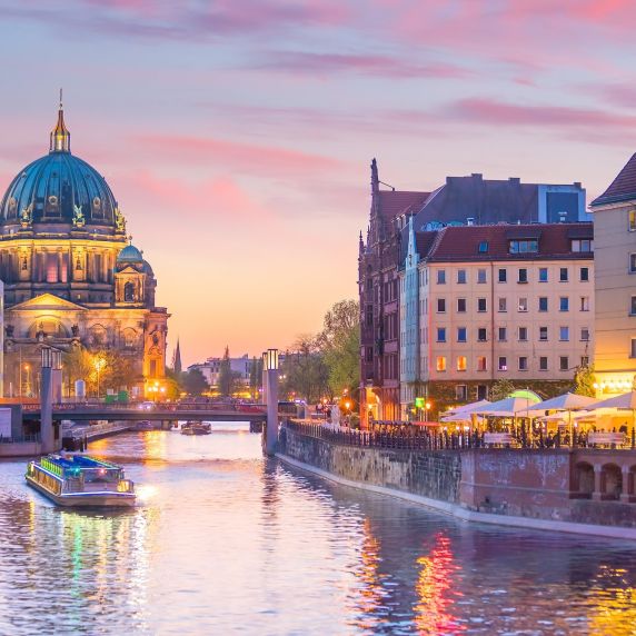 Berlin: Die Spree mit dem Dom.