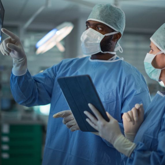 KI-gestützte Auswertung medizinischer Bilddaten während eines Eingriffs. 