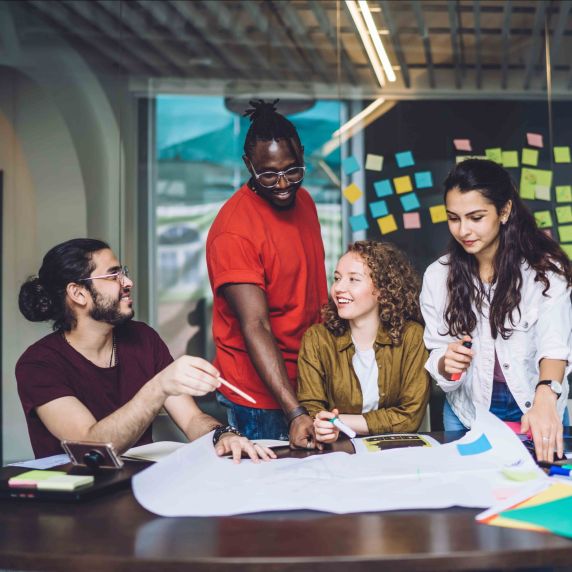Geschäftliches Meeting von zwei jungen Frauen und zwei jungen Männern 