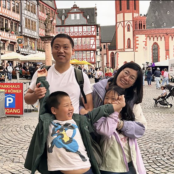 Rong Jin und ihre Familie bei einem Besuch in Frankfurt 
