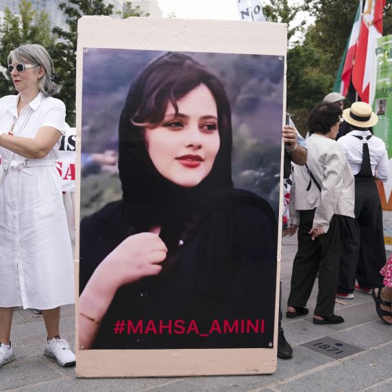 Protest in Paris zum Gedenken an Jina Mahsa Amini, deren Tod 2022 weltweite Demonstrationen auslöste.