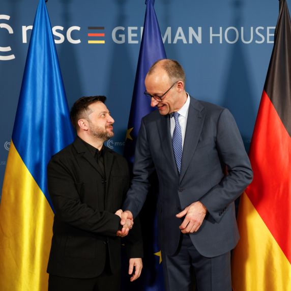 Der ukrainische Präsident Wolodymyr Selenskyj (l) und Bundeskanzler Friedrich Merz auf der Münchner Sicherheitskonferenz 2026.