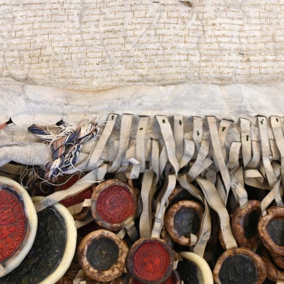 Diese Urkunde von 1422 besiegelt den Frieden von Melnosee zwischen Polen, Litauen, Masowien und dem Deutschen Orden. 