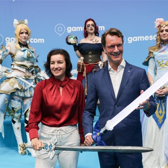 Dorothee Bär und NRW-Ministerpräsident Hendrik Wüst auf der Gamescom 