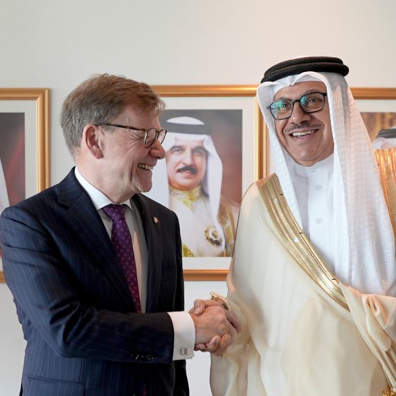 Johann Wadephul (l.) und Abdel Latif al-Sajani, Außenminister des Königreichs Bahrain 