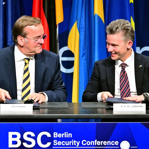 Bundesverteidigungsminister Pistorius (l.) und sein schwedischer Amtskollege Jonson