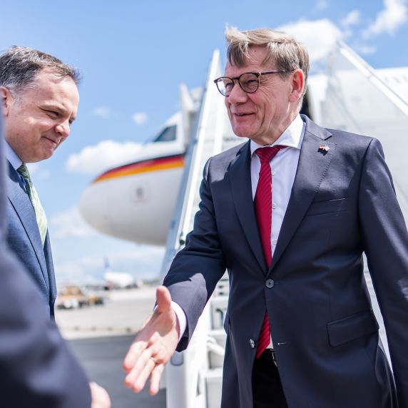Außenminister Wadephul am Flughafen von Athen