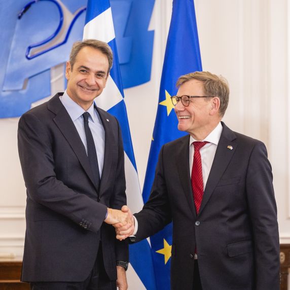 Johann Wadephul und Kyriakos Mitsotakis bei einem Treffen in Athen