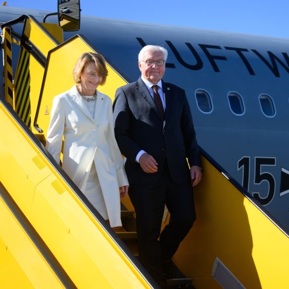 Bundespräsident Frank-Walter Steinmeier und Elke Büdenbender bei der Ankunft am Flughafen Stockholm-Arlanda