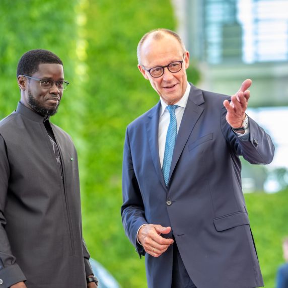 Senegals Präsident Bassirou Diomaye Faye und Bundeskanzler Friedrich Merz in Berlin