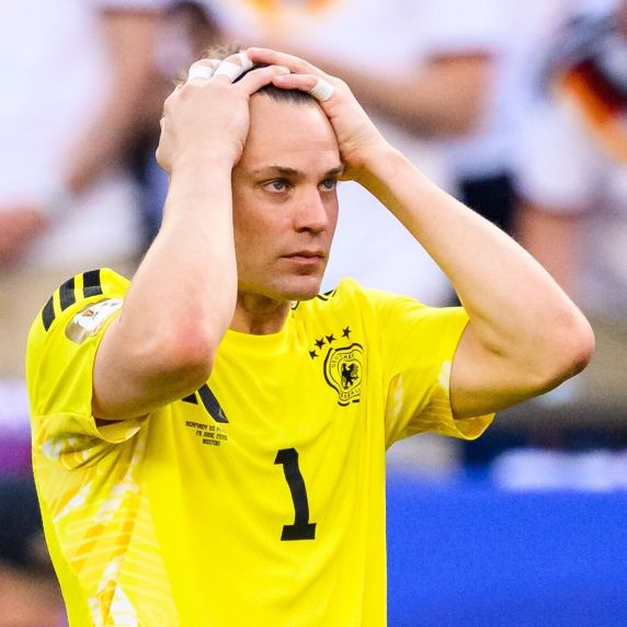 Enttäuschung bei Torhüter Manuel Neuer nach dem WM-Aus im Elfmeterschießen gegen Paraguay. 