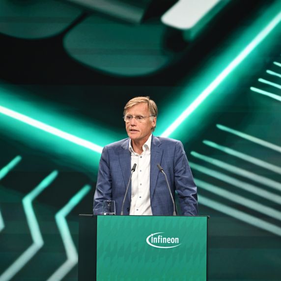 Jochen Hanebeck, Vorstandsvorsitzender von Infineon, eröffnet die neue Smart Power Fab in Dresden.