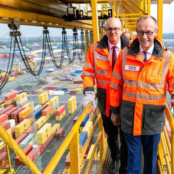 Friedrich Merz (vorn) mit Bremens Bürgermeister Andreas Bovenschulte  
