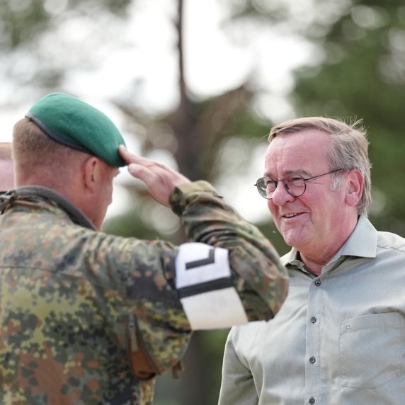 Bundesverteidigungsminister Boris Pistorius beim Besuch der deutschen Panzerbrigade in Litauen