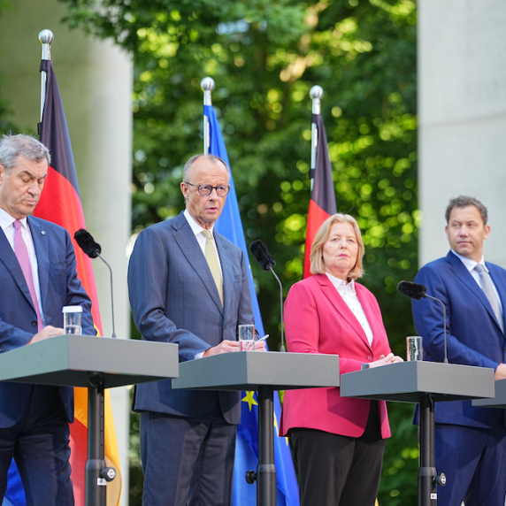 Friedrich Merz, Markus Söder, Bärbel Bas und Lars Klingbeil stellen das Reformpaket im Garten des Kanzleramtes vor.