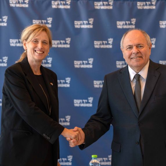 Bildungsministerin Karin Prien mit Dani Dayan, dem Vorsitzenden von Yad Vashem