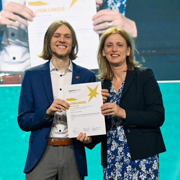 Bundesbildungsministerin Karin Prien und Preisträger Julian Scharnowski