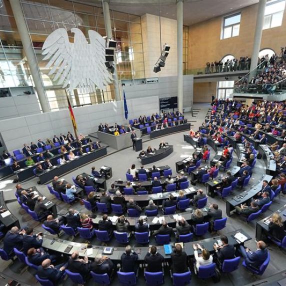 Bundestag stimmt für Finanzpaket 