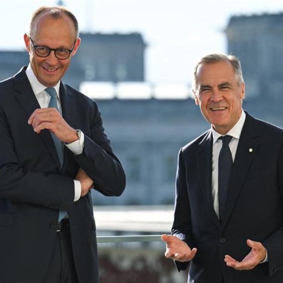Friedrich Merz und Mark Carney (r.) 