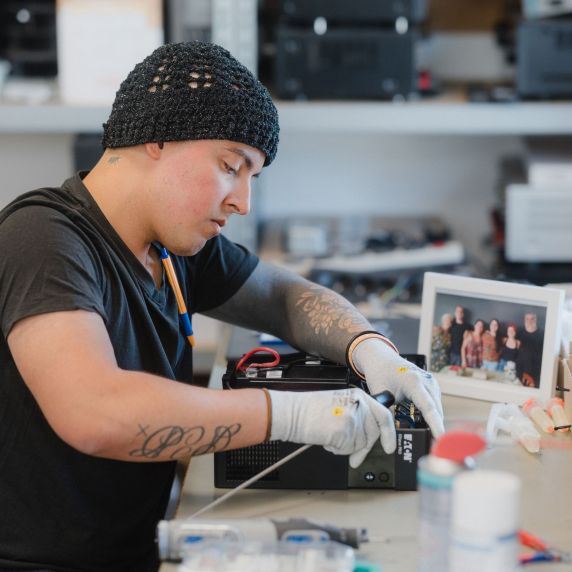 Diego Camilo an seinem Arbeitsplatz