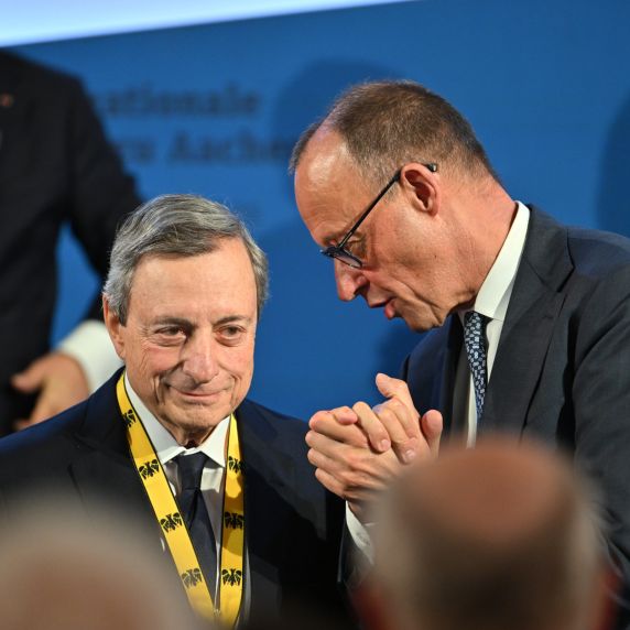 Mario Draghi (l.) und Friedrich Merz