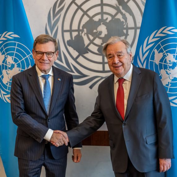Außenminister Johann Wadephul (l) und UN-Generalsekretär António Guterres