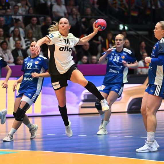 Jenny Behrend (Deutschland) kommt zum Torwurf. 