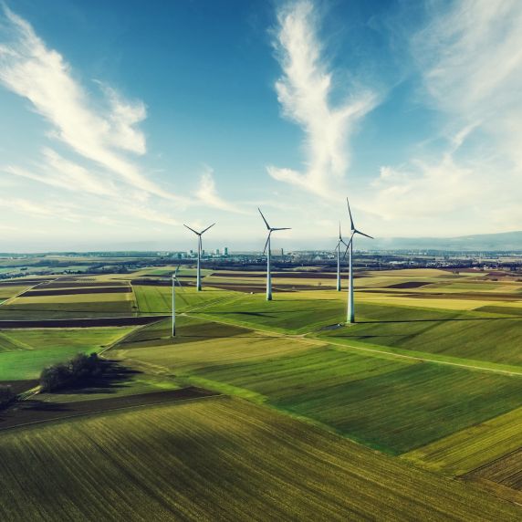 Foto von Windkraftanlagen in einem ländlichen Windpark