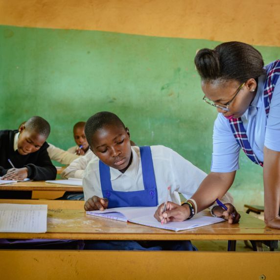 Mädchen im Klassenraum einer Schule in Afrika