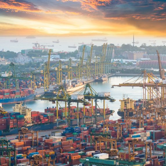 Die Schifffahrt – hier in Singapur – ist elementar für eine freie Weltwirtschaft. 