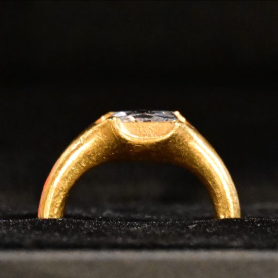 Ein goldener Ring mit kleinem farblosen Schmuckstein