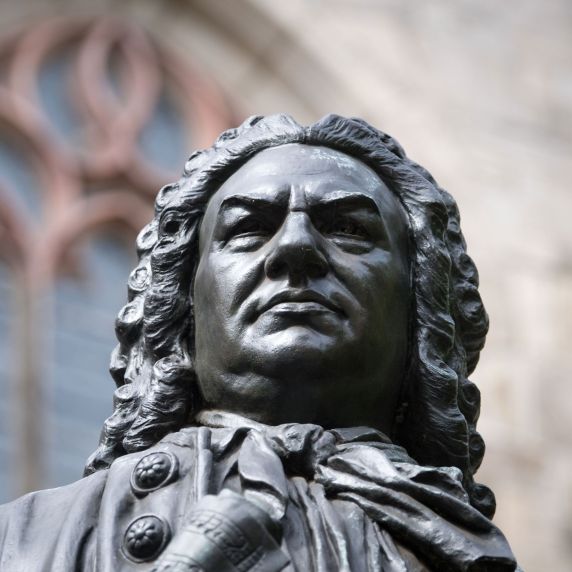 Denkmal des Komponisten Johann Sebastian Bach vor der Leipziger Thomaskirche 
