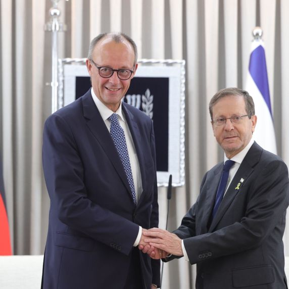 Friedrich Merz (l.) und Izchak Herzog 