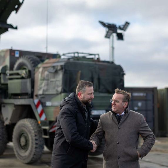 Archivbild: Verteidigungsminister Pistorius und sein polnischer Amtskollege Władysław Kosiniak-Kamysz vor einer Patriot-Stellung der Bundeswehr in Rzeszów in Polen.