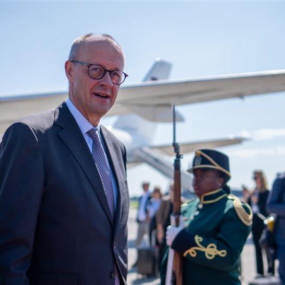 Friedrich Merz bei seiner heutigen Ankunft in Südafrika zum G20-Gipfel. 