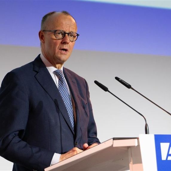 Bundeskanzler Friedrich Merz (CDU) spricht bei der Eröffnung des «Cafe Kyiv» (Kiew).