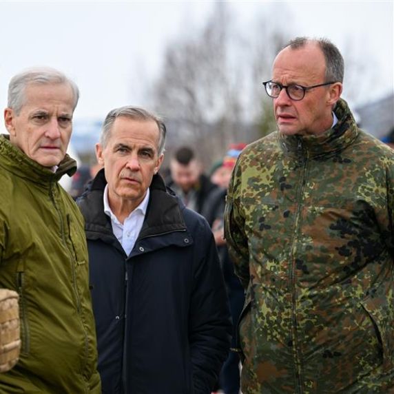 Jonas Gahr Støre (2.v.l), Mark Carney (M) und Friedrich Merz