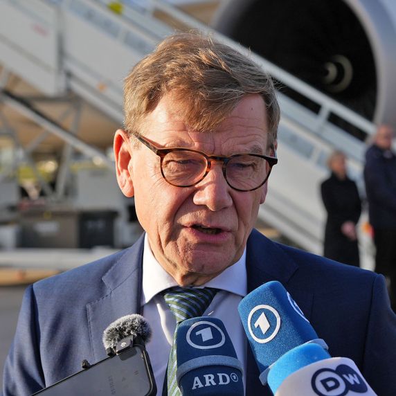 Außenminister Johann Wadephul auf dem Flughafen Berlin-Brandenburg vor seinem Abflug nach Katar
