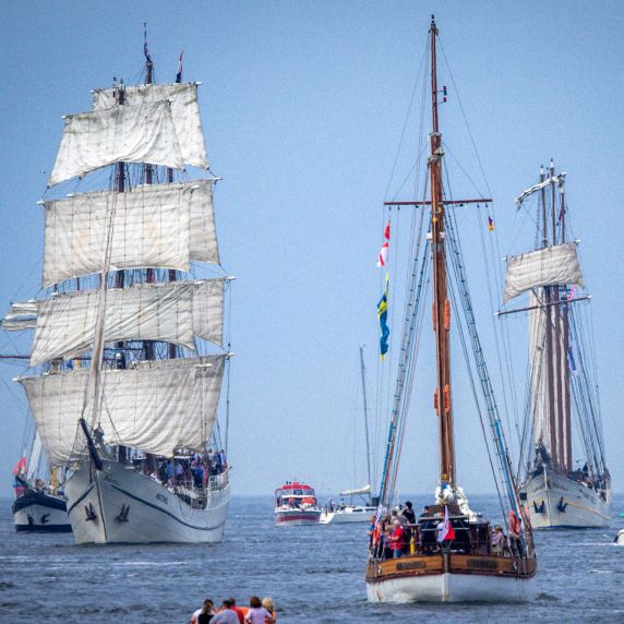 Segelschiffe fahren durch den Seekanal in Rostock-Warnemünde