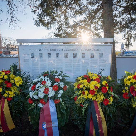 Kranzniederlegung zum Jahrestag des Anschlags in Hanau auf dem Hauptfriedhof.