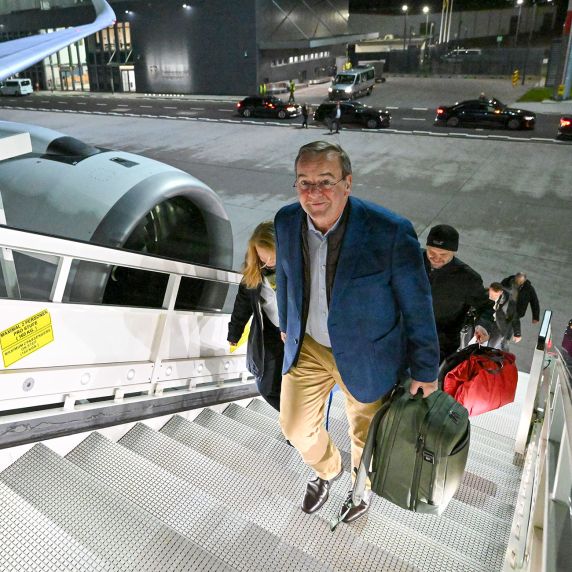 Verteidigungsminister Boris Pistorius steigt die Treppe zu einem Flugzeug hinauf.