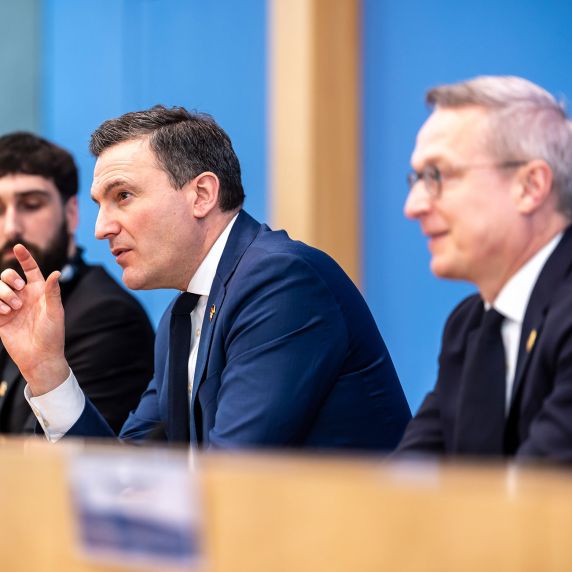 Kanadas Digitalminister Evan Solomon und Bundesdigitalminister Karsten Wildberger bei einer Pressekonferenz in Berlin.