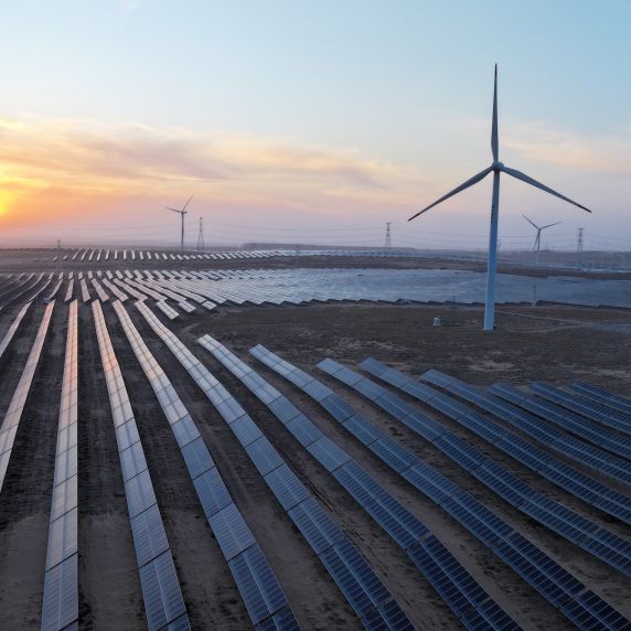 In einer Wüstenregion im Norden Chinas steht eine riesige Photovoltaikanlage.